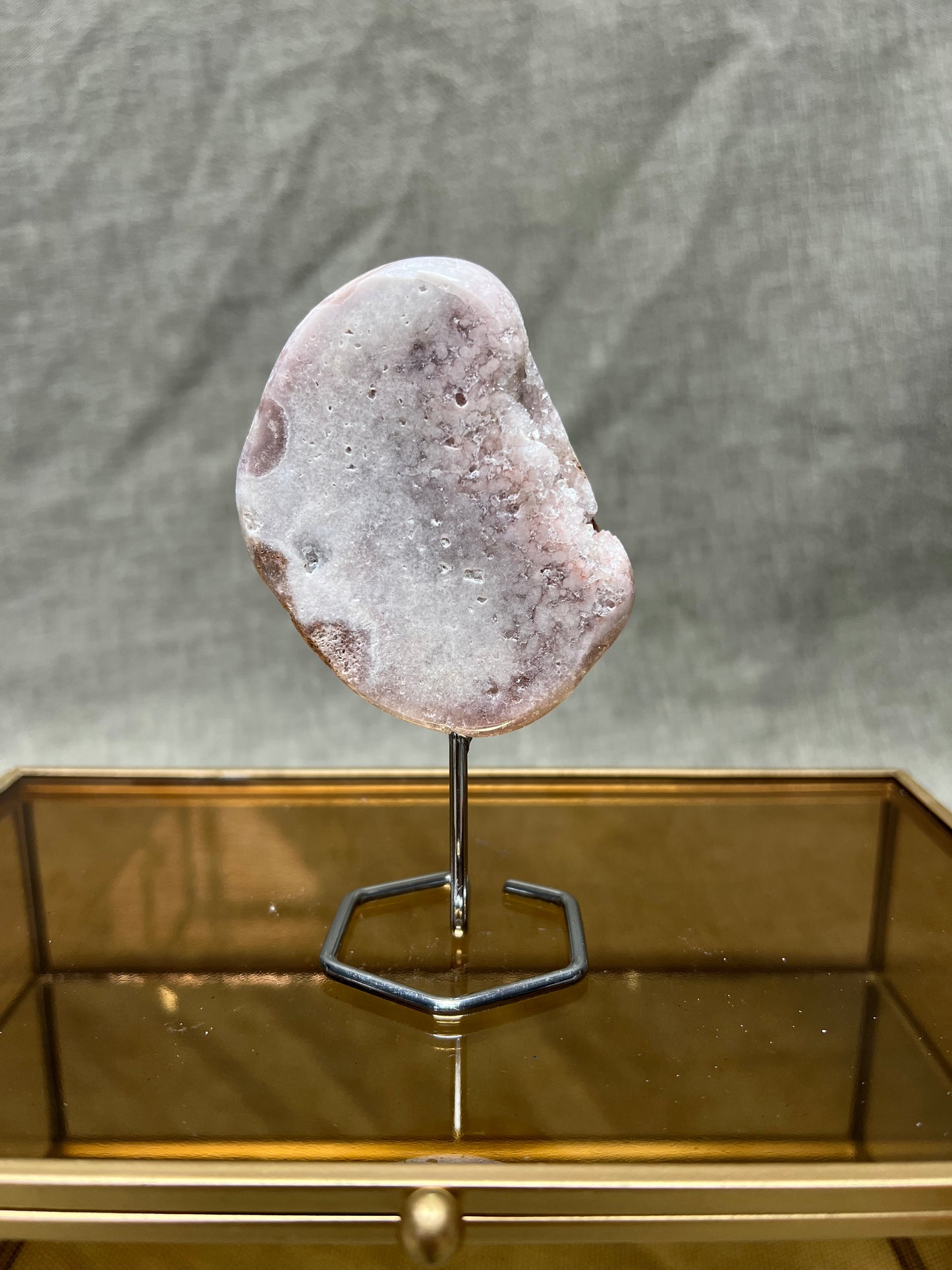 Roze amethist (chalcedoon) op standaard
