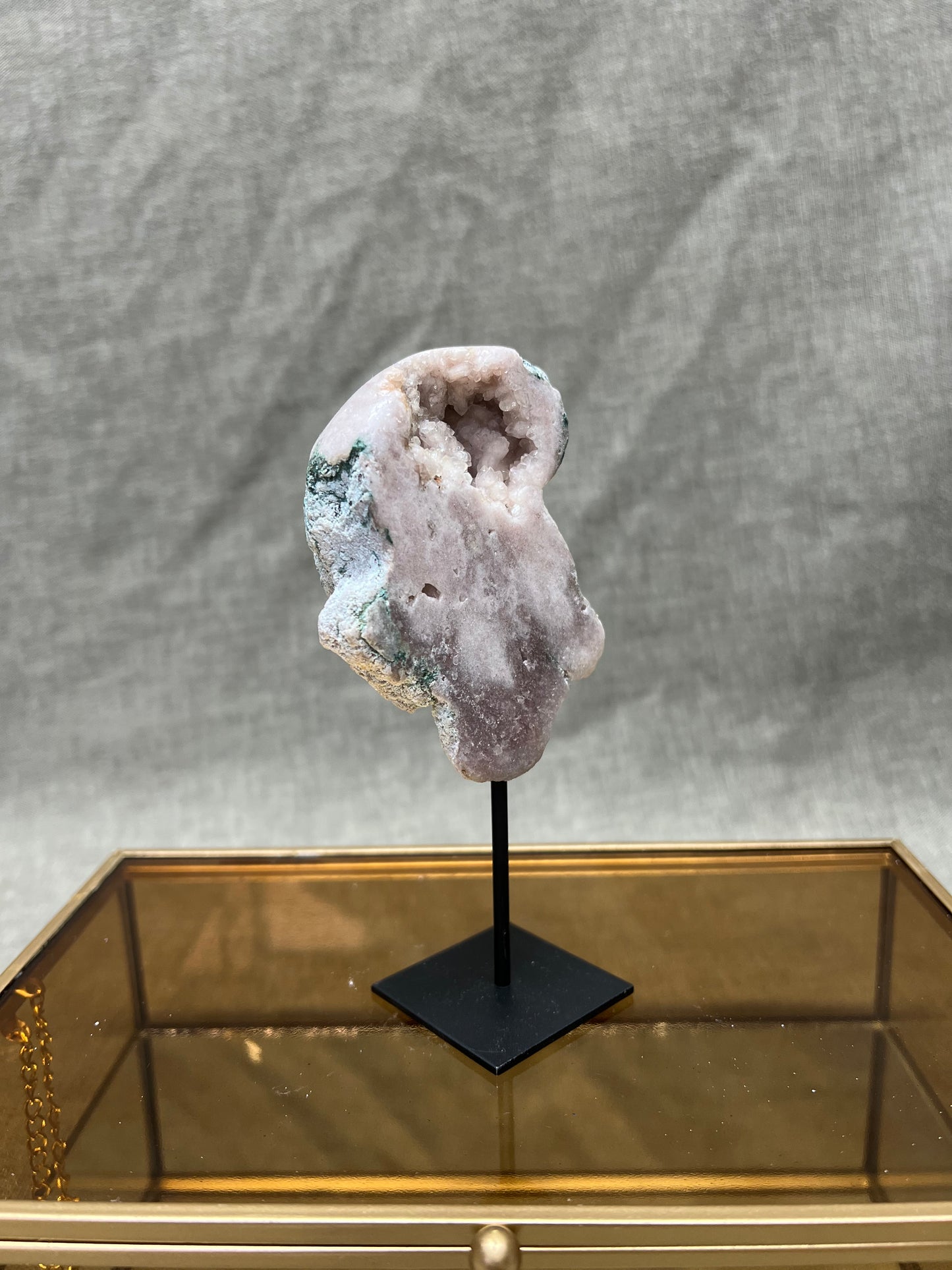 Roze amethist (chalcedoon) op standaard