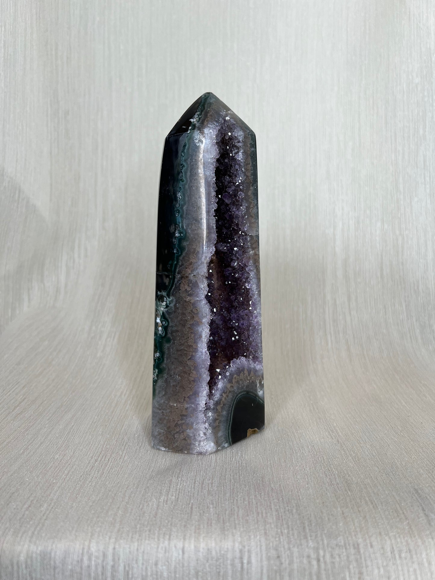Agaat met amethist toren