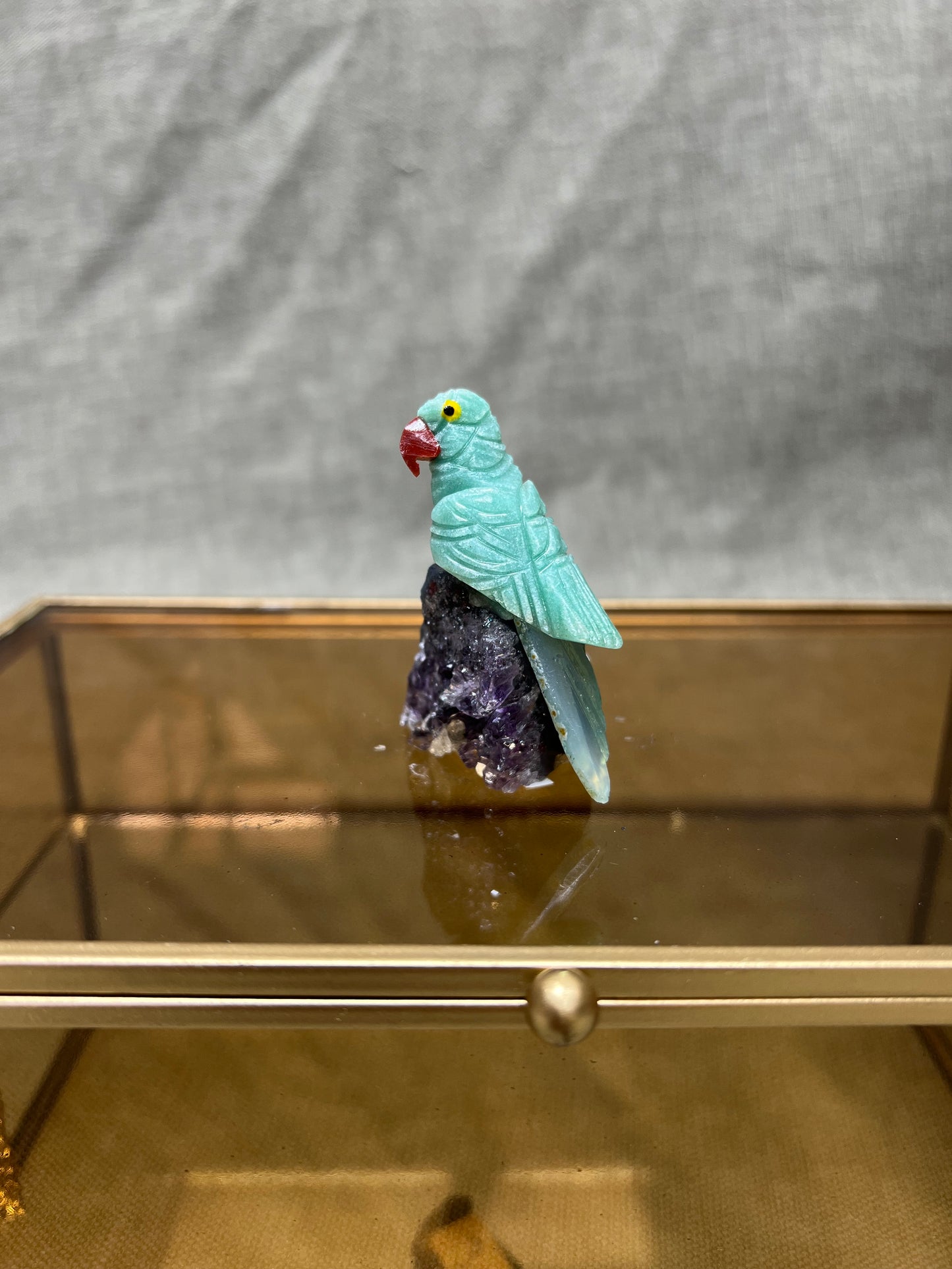 Papegaai op amethist