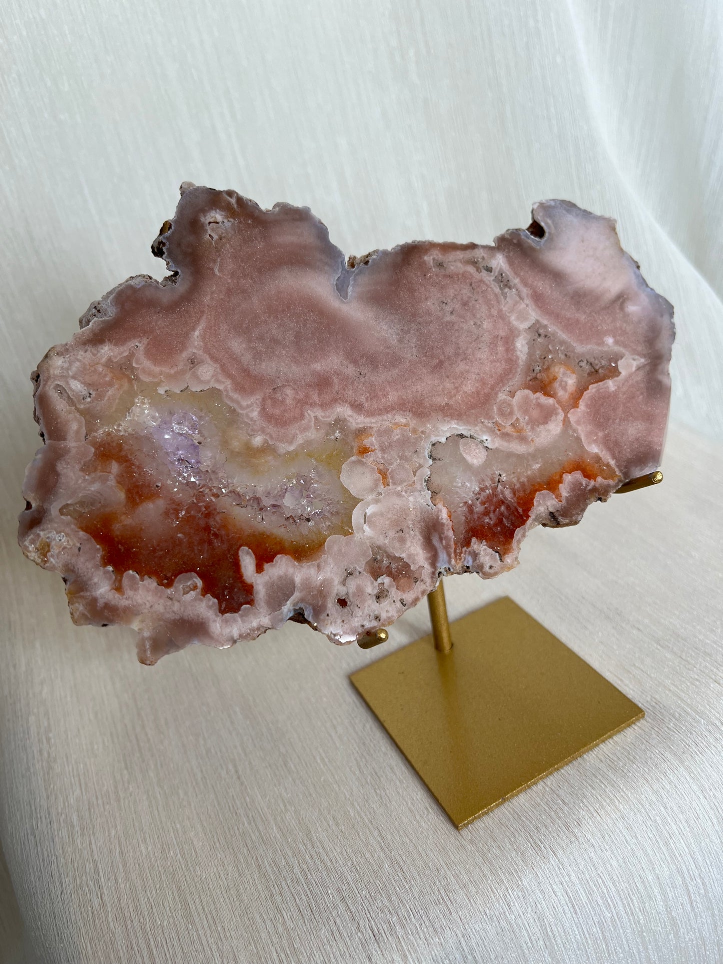 Roze amethist slab op gouden standaard