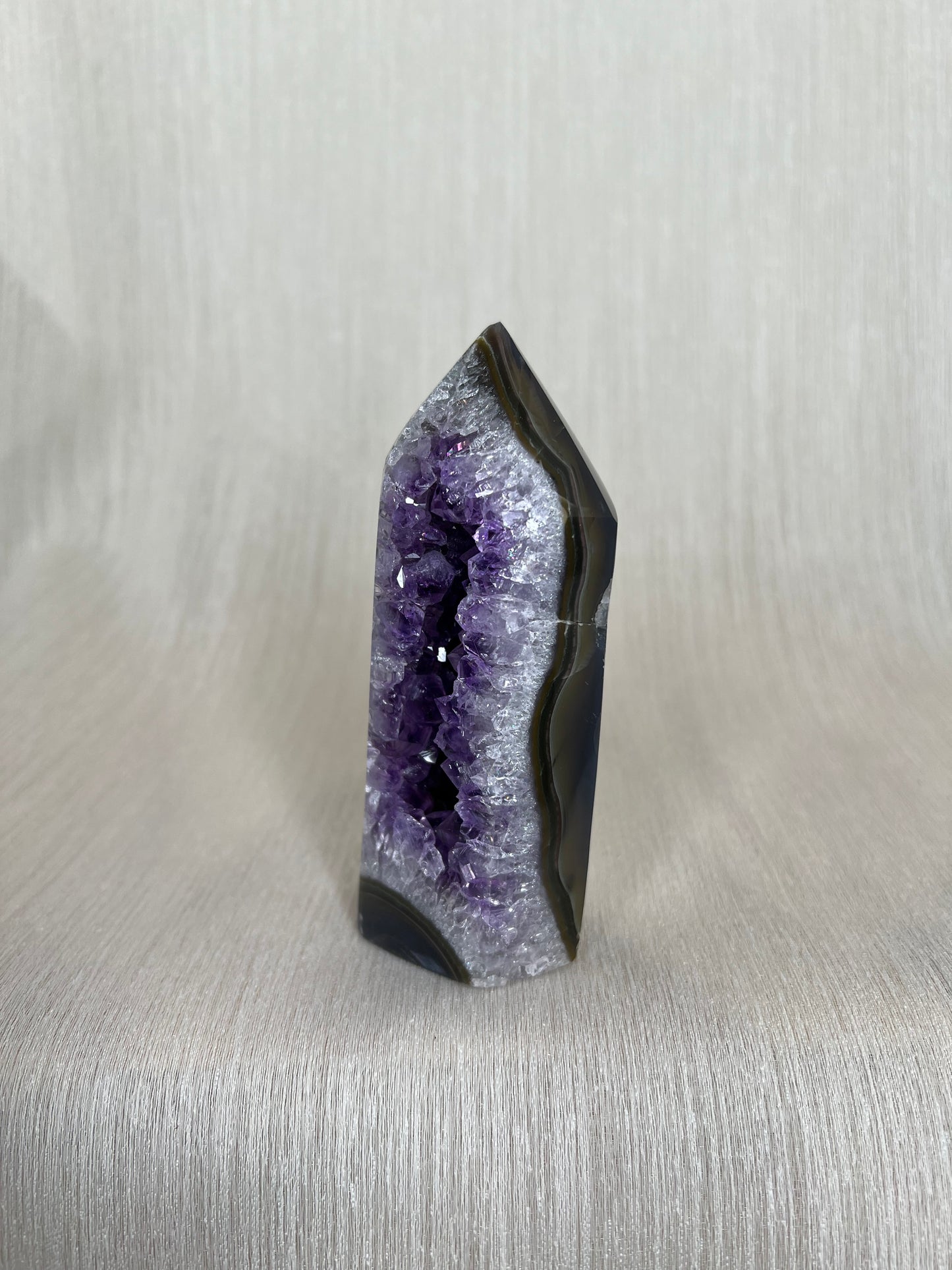 Agaat met amethist toren