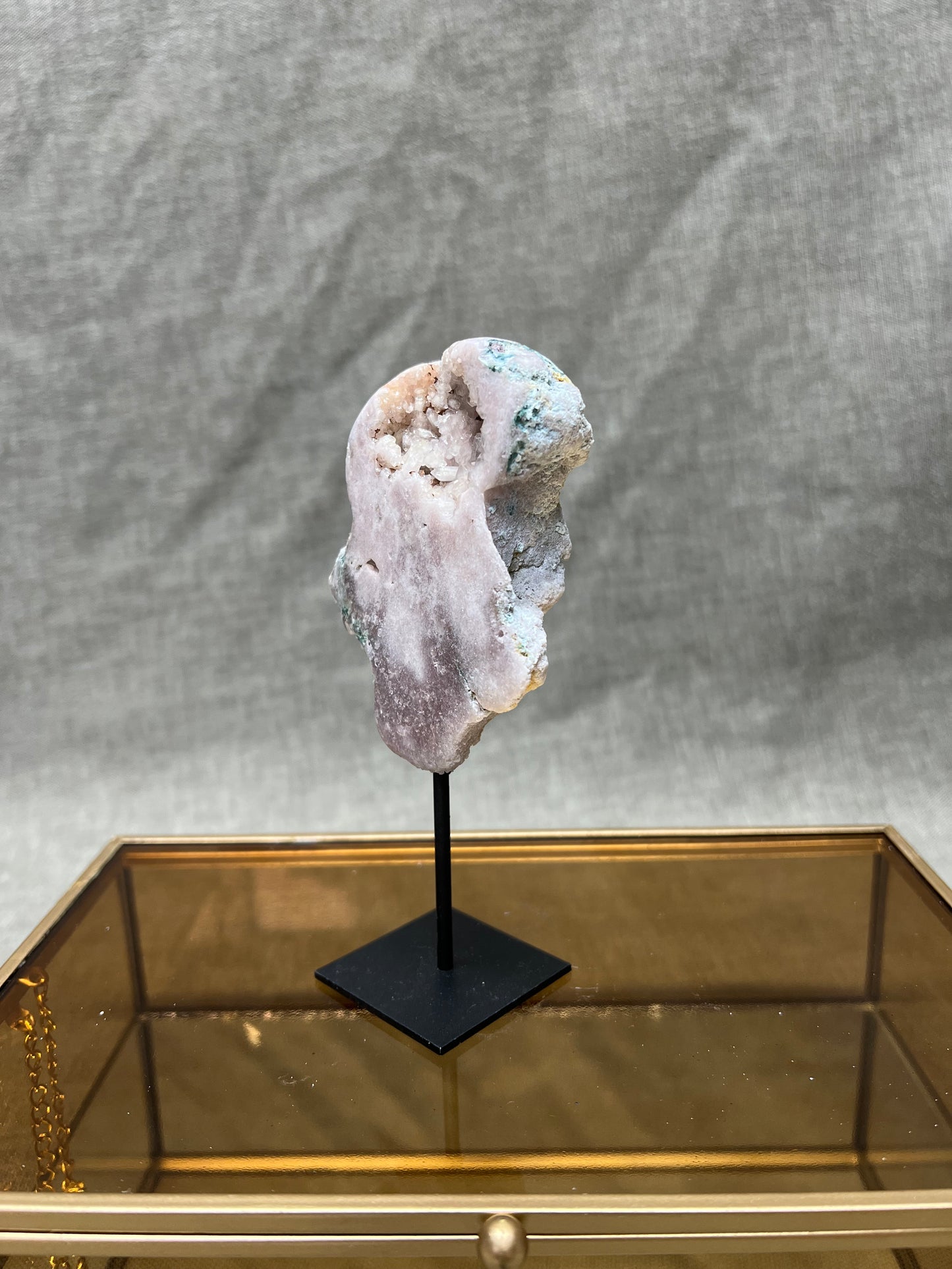Roze amethist (chalcedoon) op standaard