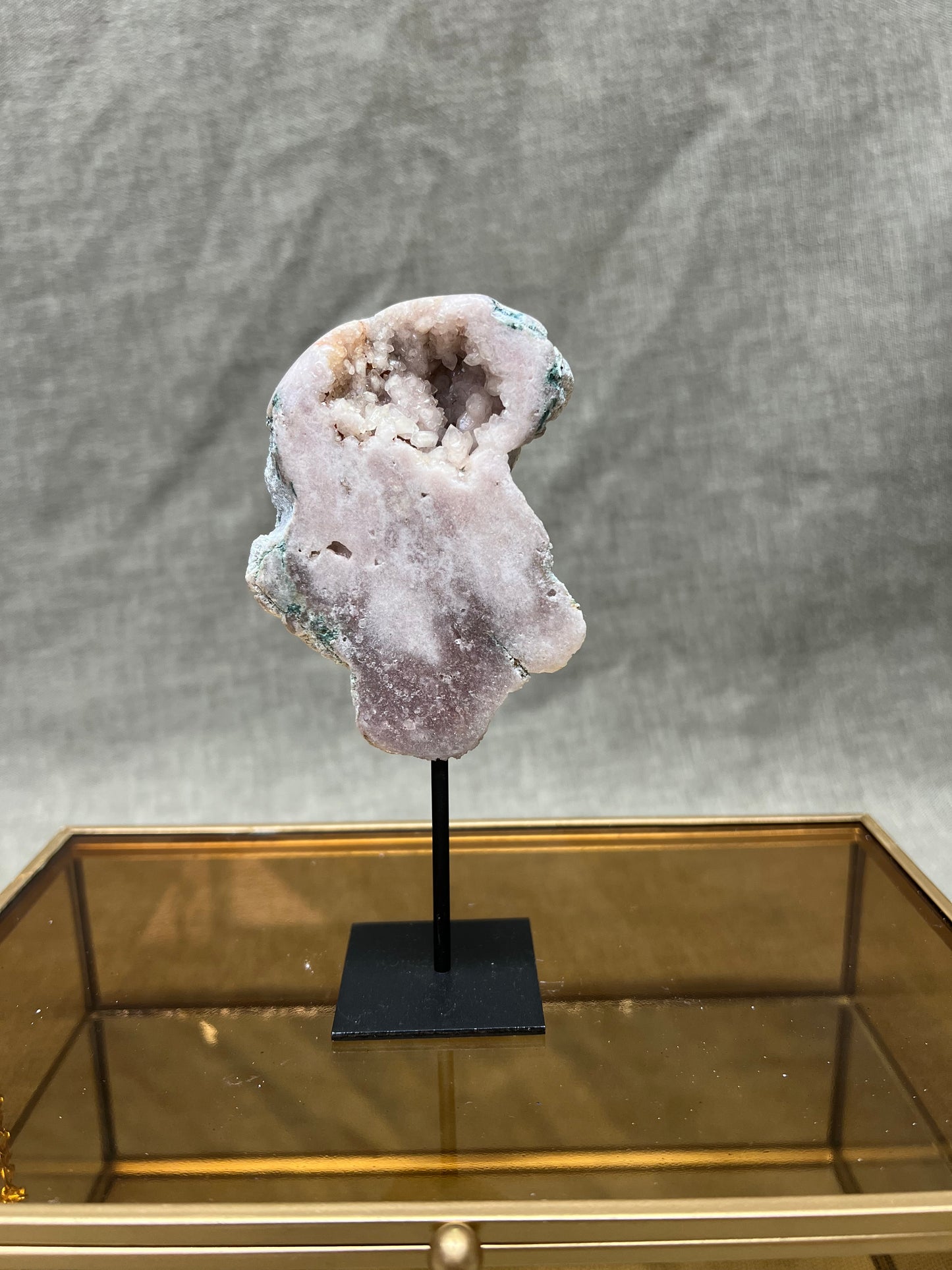 Roze amethist (chalcedoon) op standaard