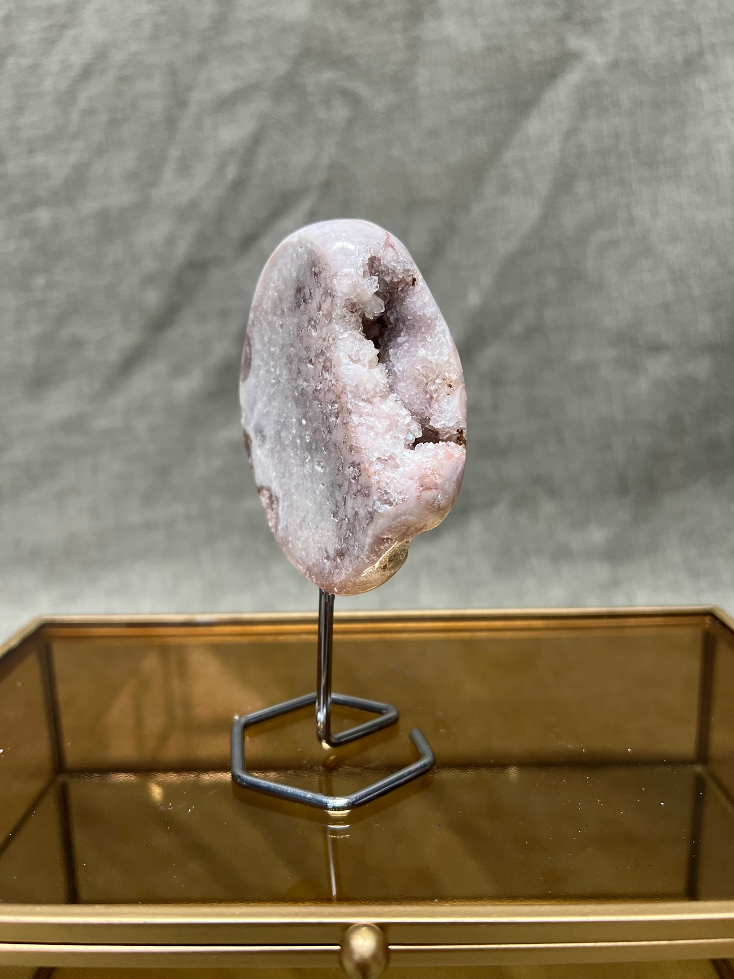 Roze amethist (chalcedoon) op standaard