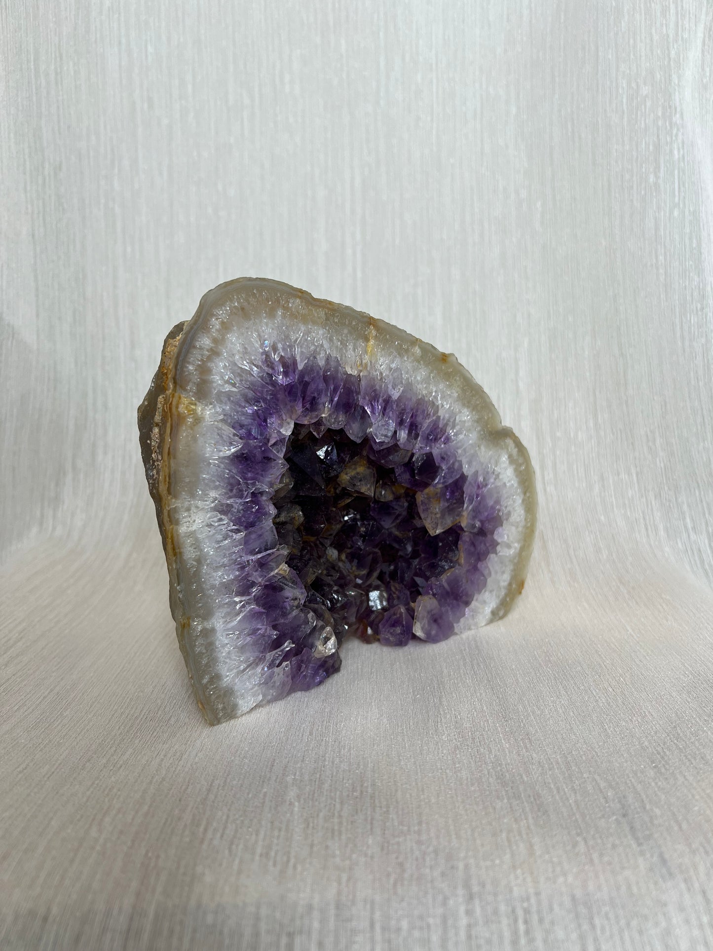 Agaat met amethist op standvlak