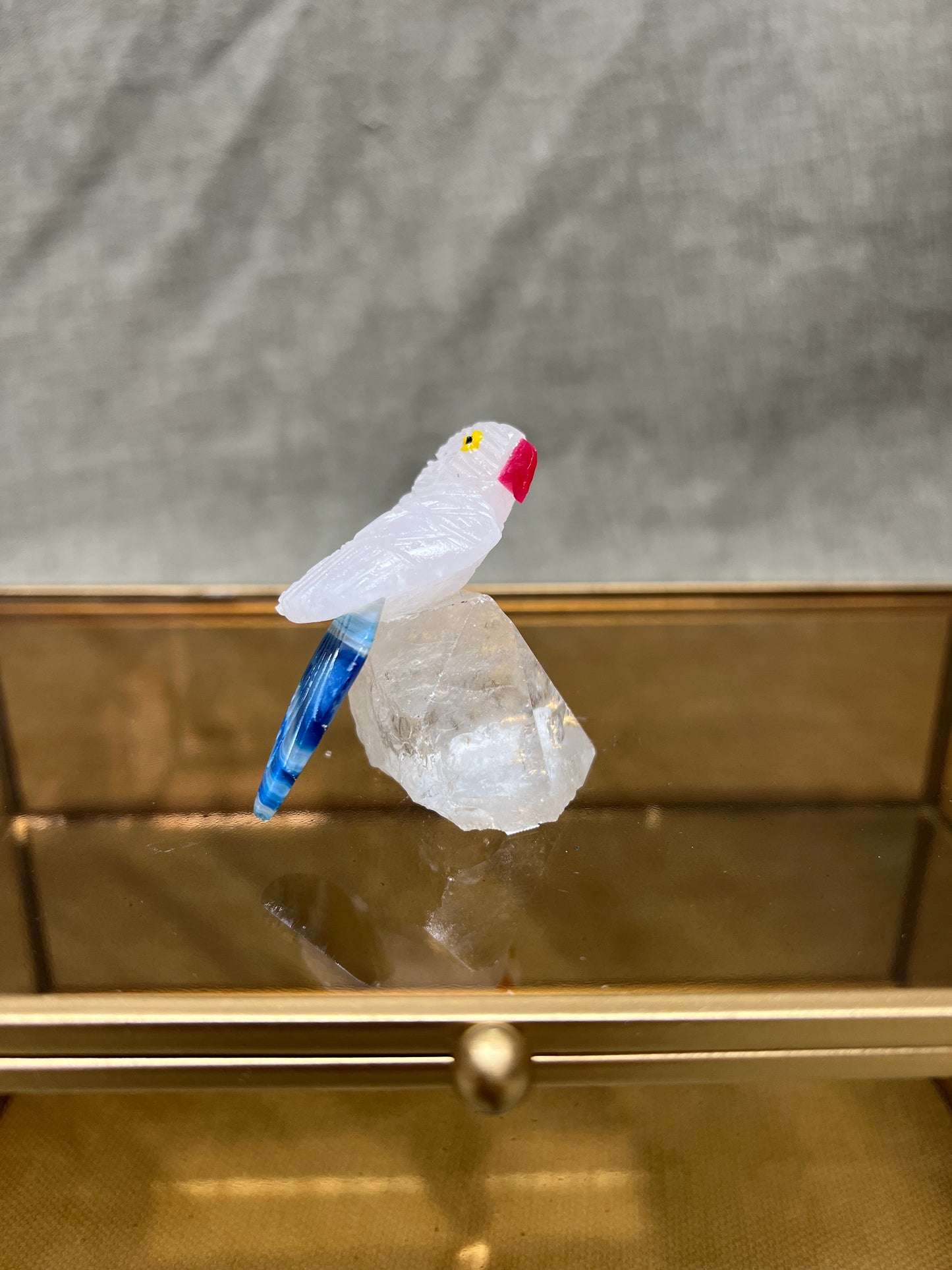 Papegaai op bergkristal