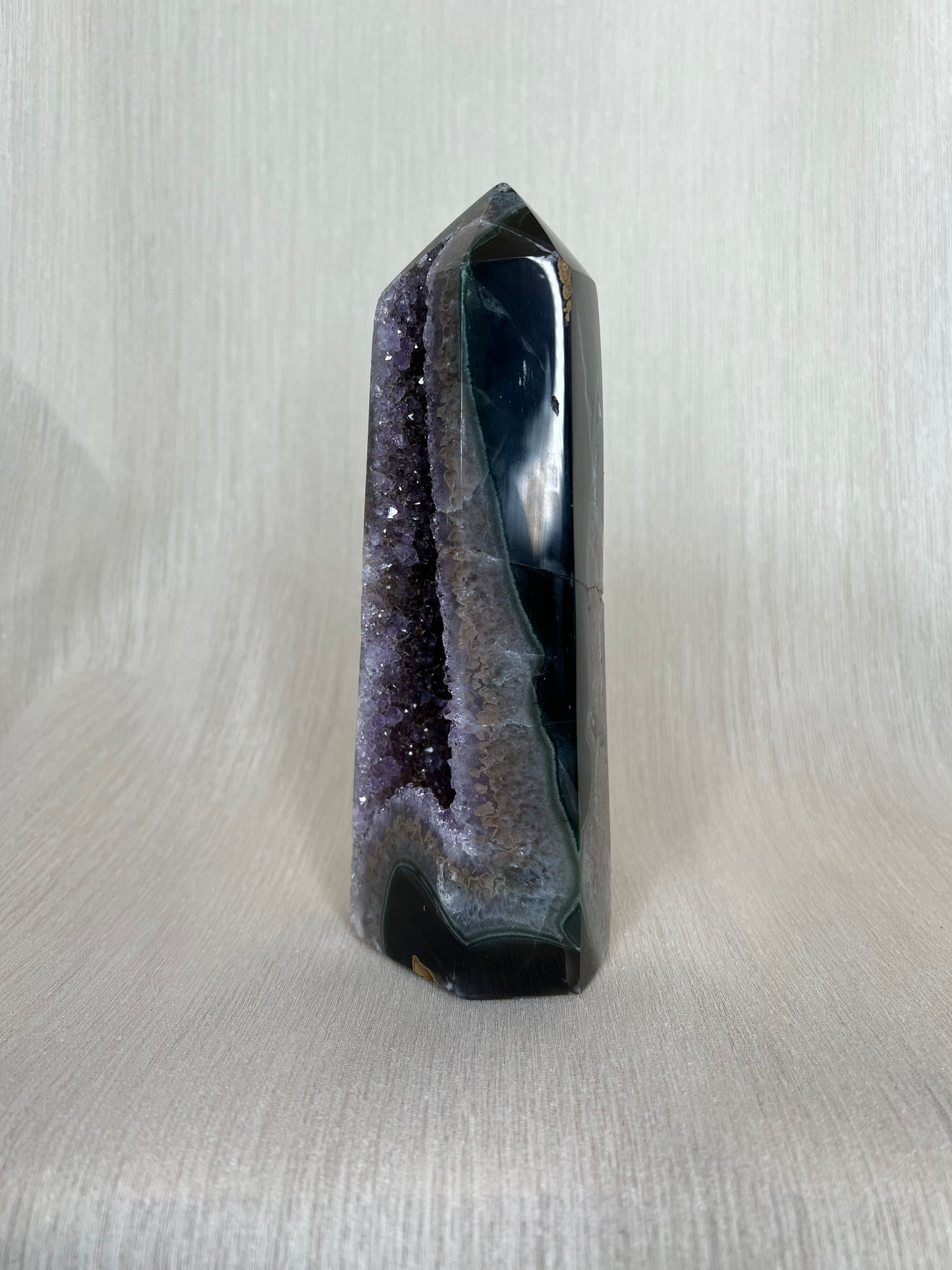 Agaat met amethist toren