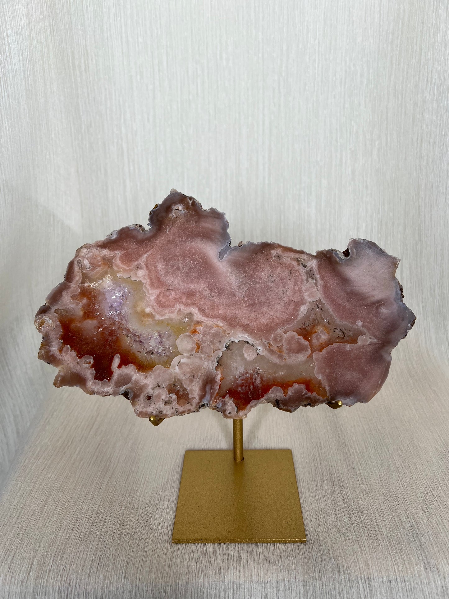 Roze amethist slab op gouden standaard