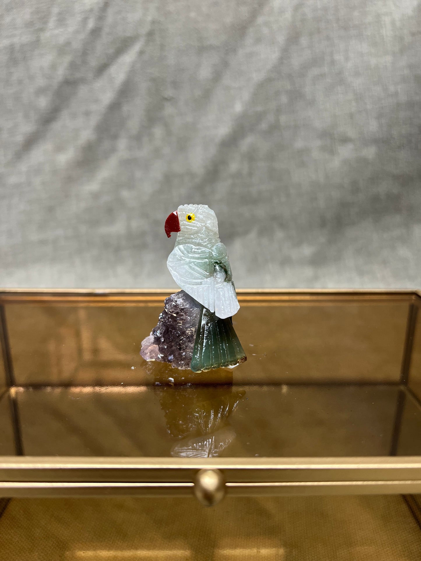 Papegaai op amethist