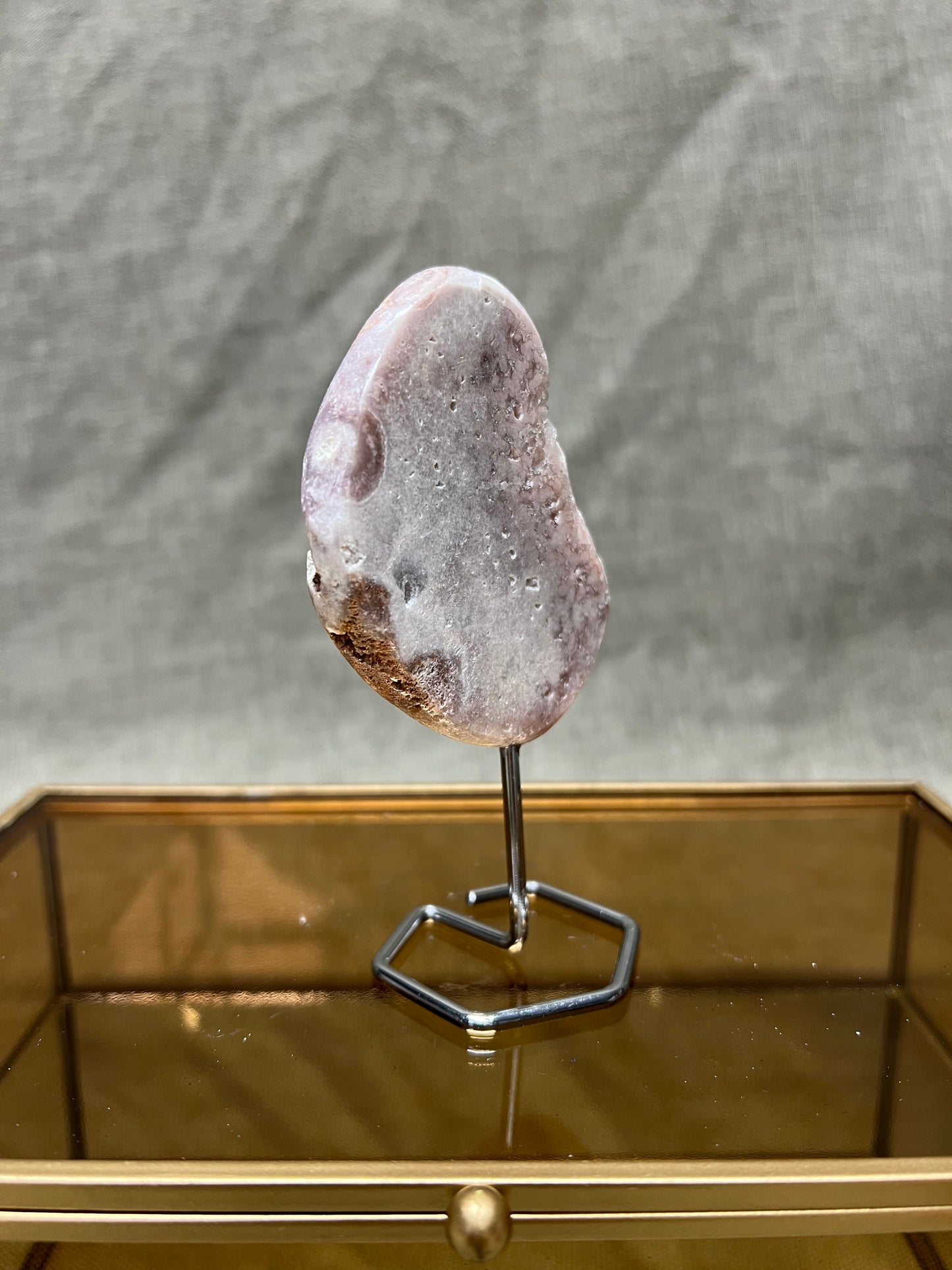 Roze amethist (chalcedoon) op standaard