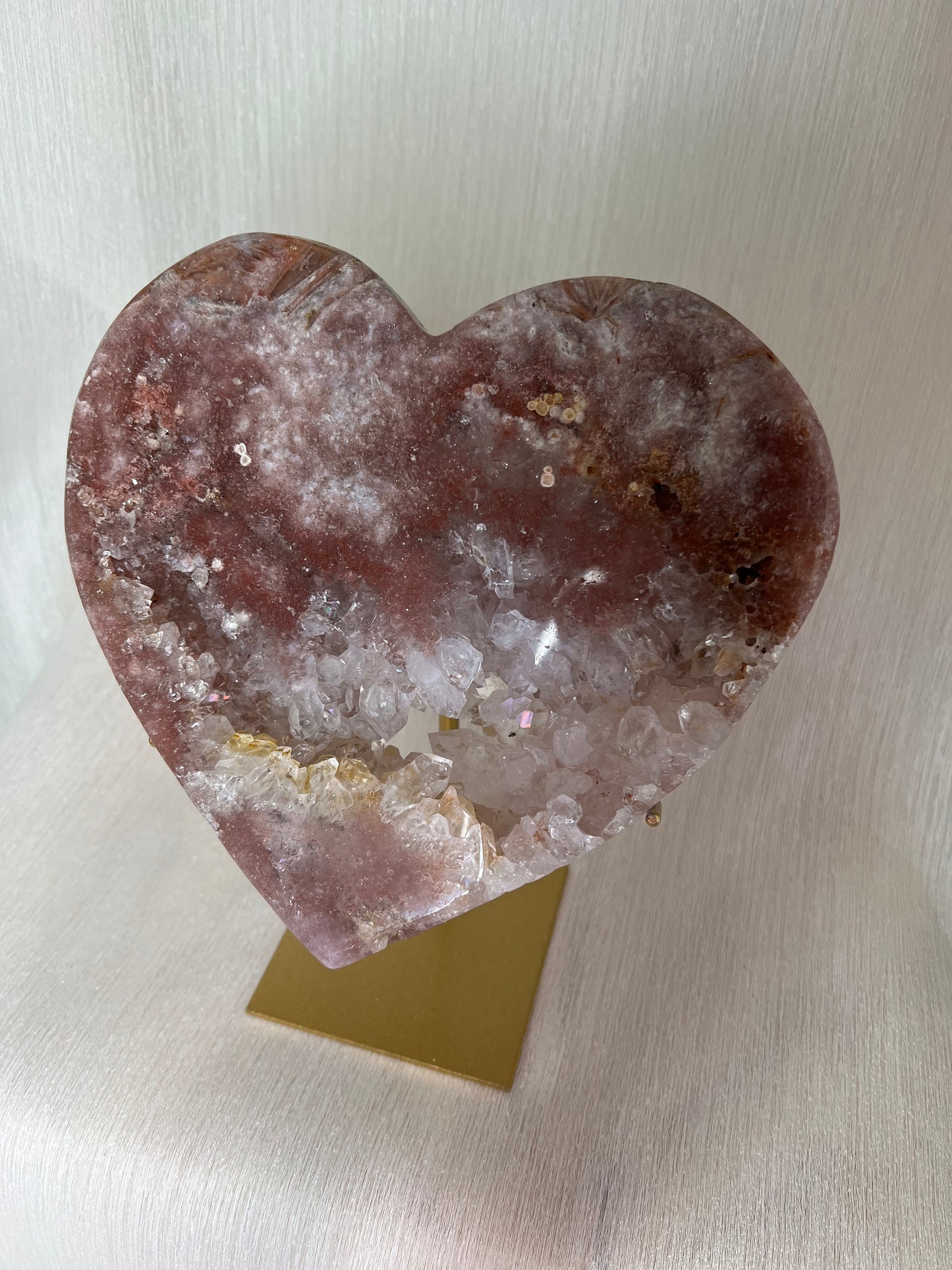 Roze amethist hart op gouden standaard