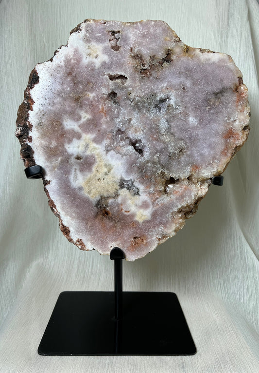 Roze amethist slab op zwart standaard