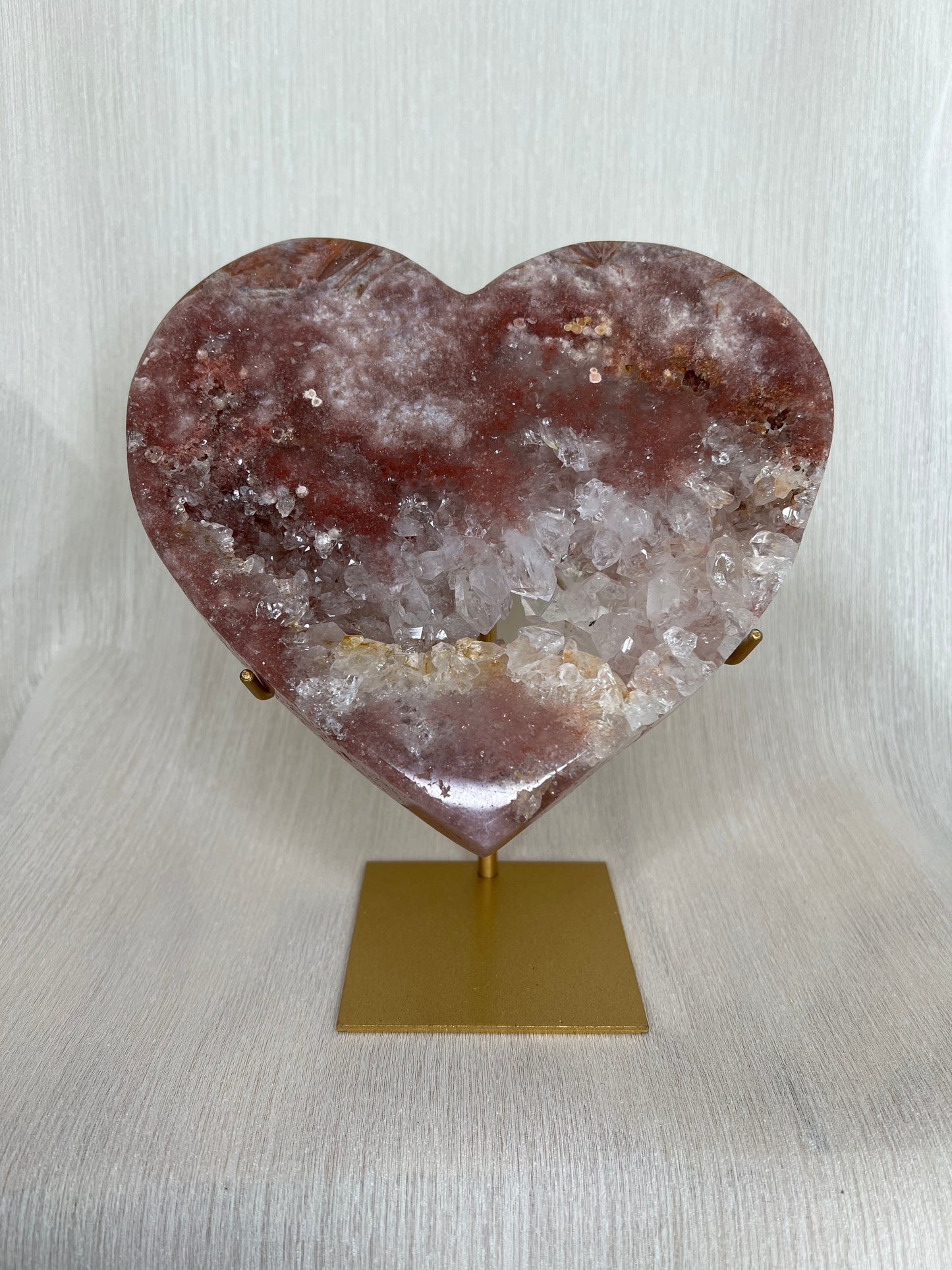 Roze amethist hart op gouden standaard