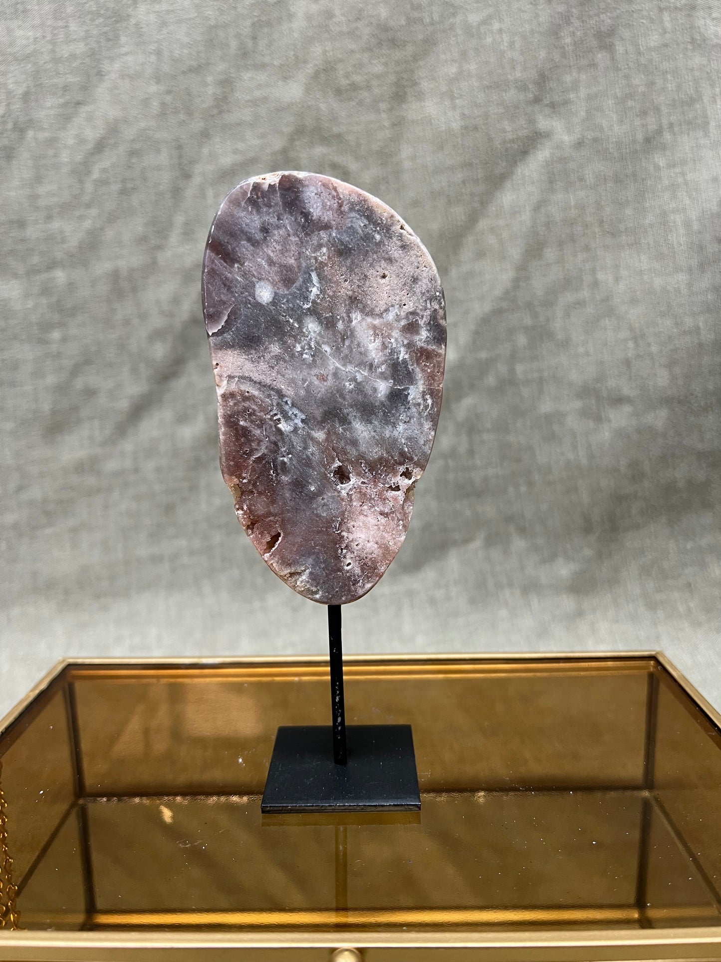 Roze amethist (chalcedoon) op standaard