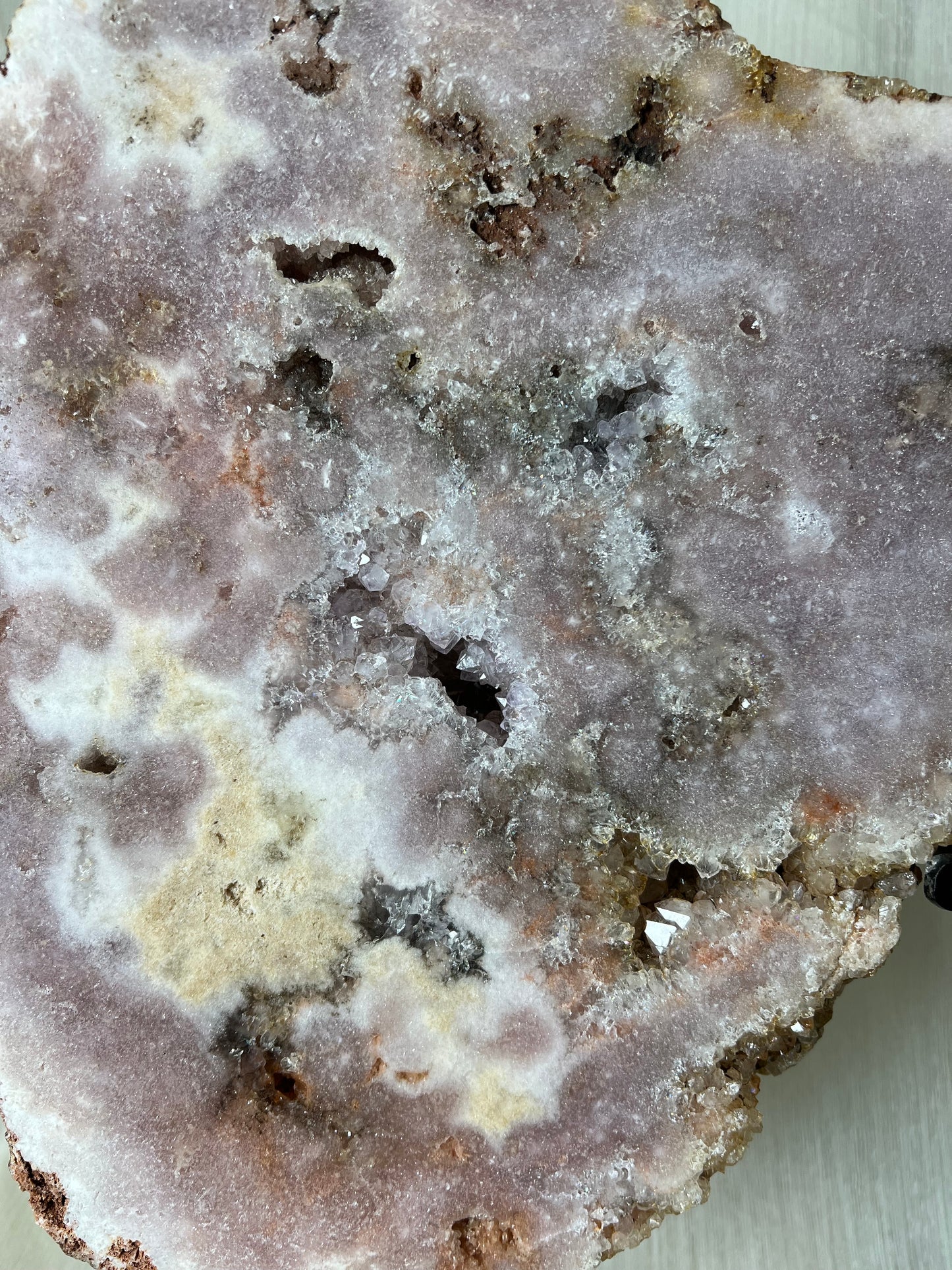 Roze amethist slab op zwart standaard