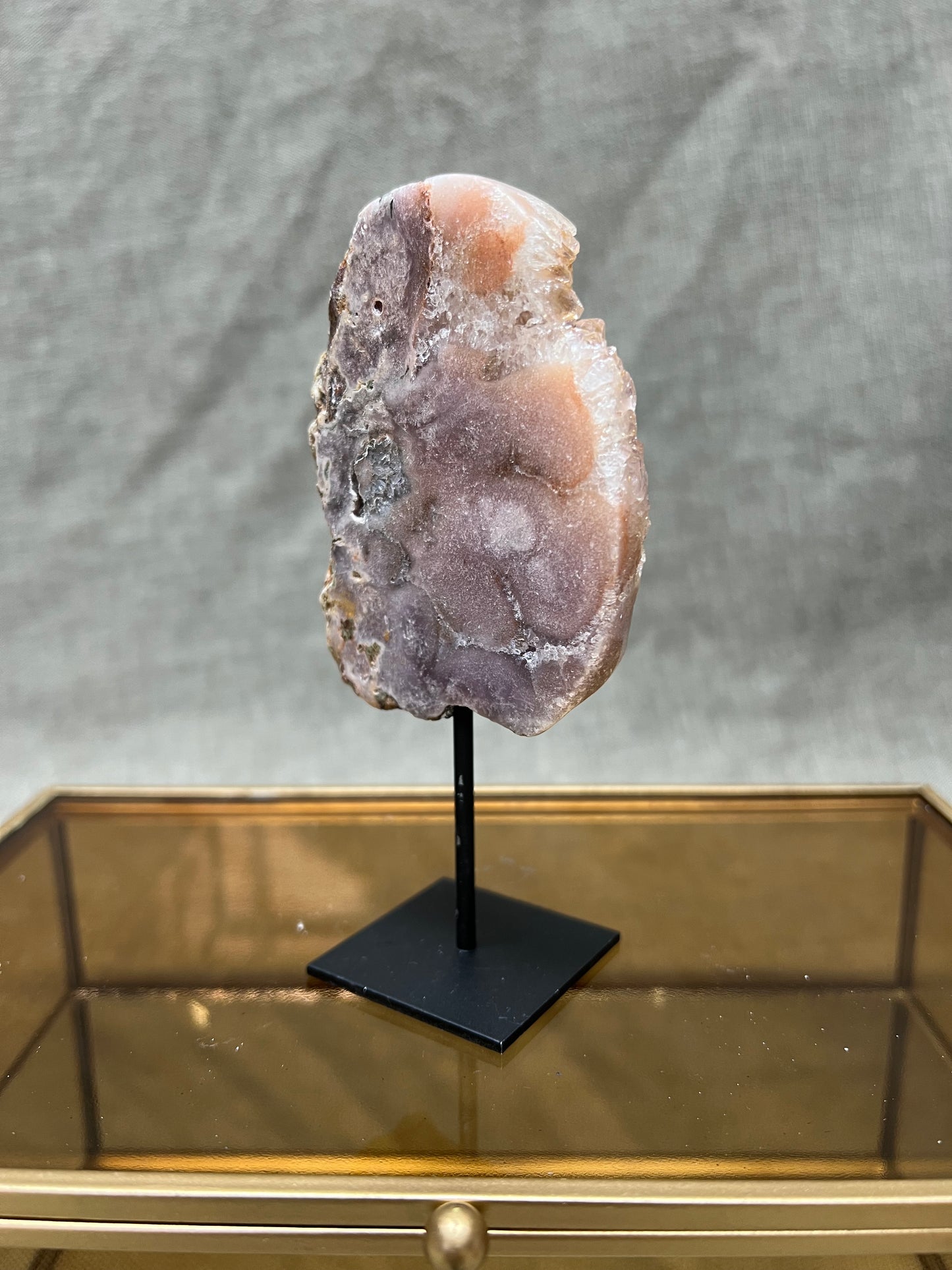 Roze amethist (chalcedoon) op standaard.