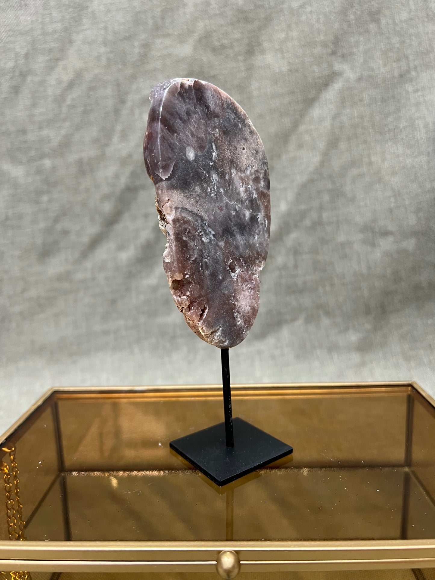 Roze amethist (chalcedoon) op standaard