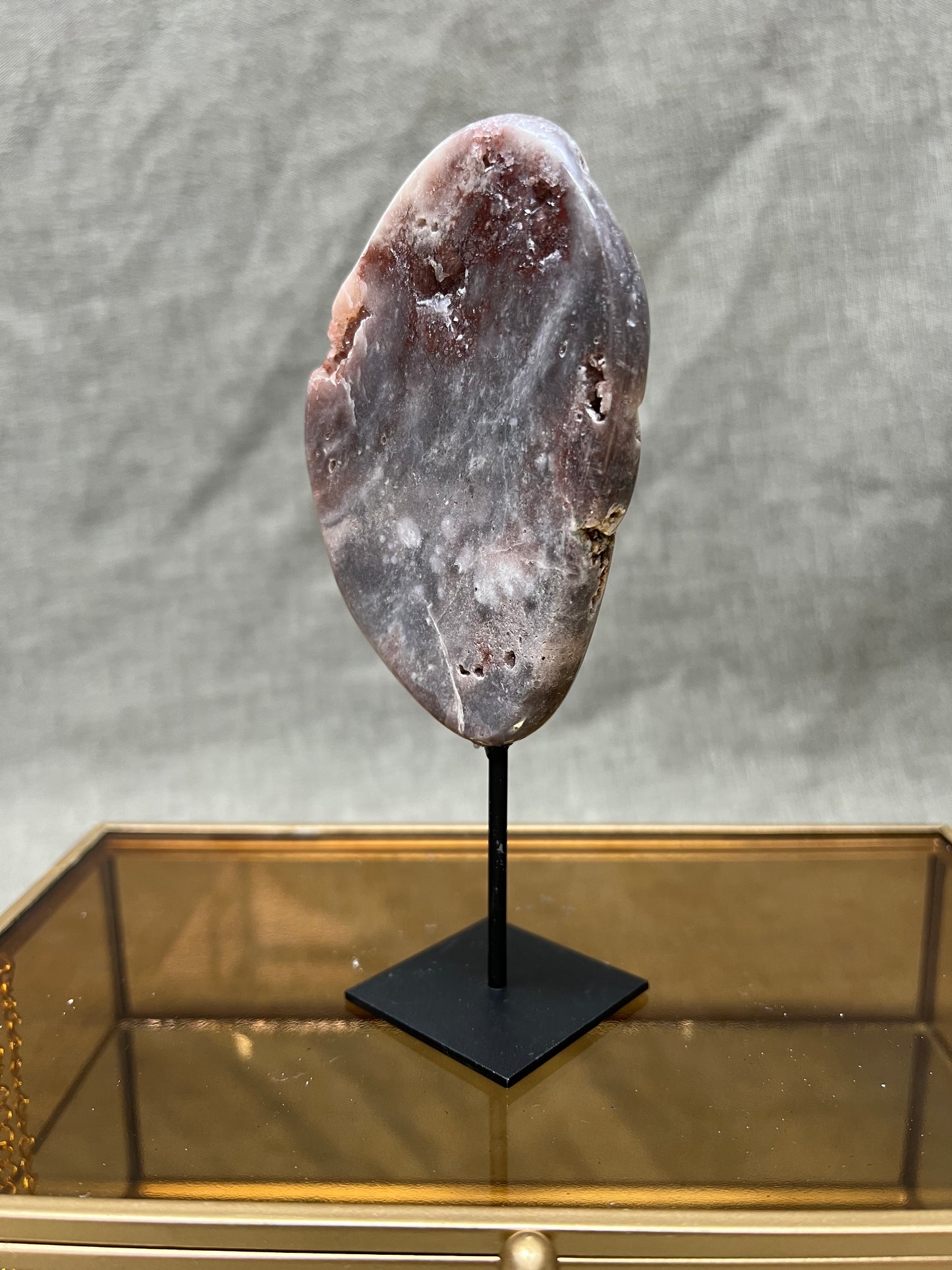 Roze amethist (chalcedoon) op standaard