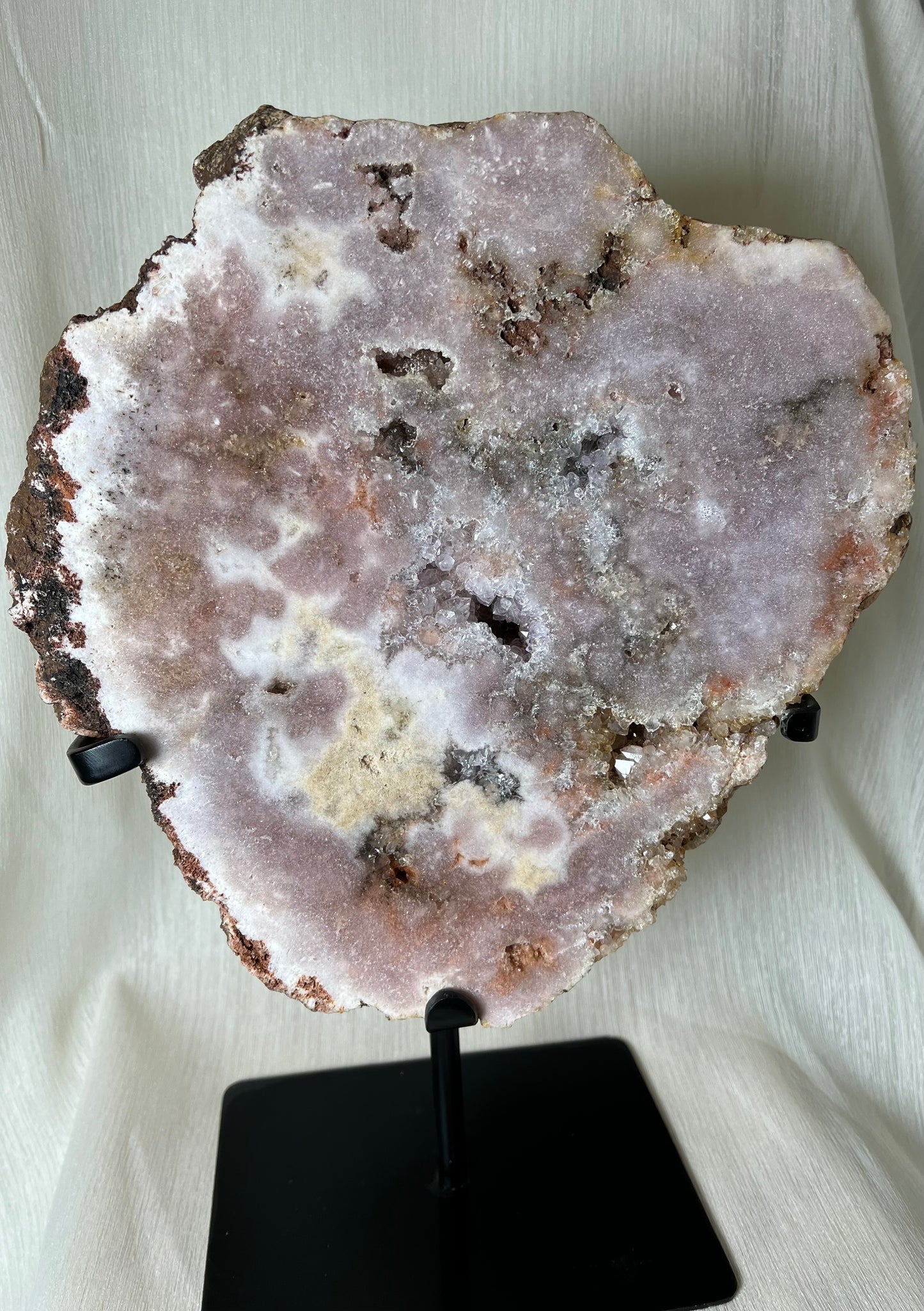 Roze amethist slab op zwart standaard