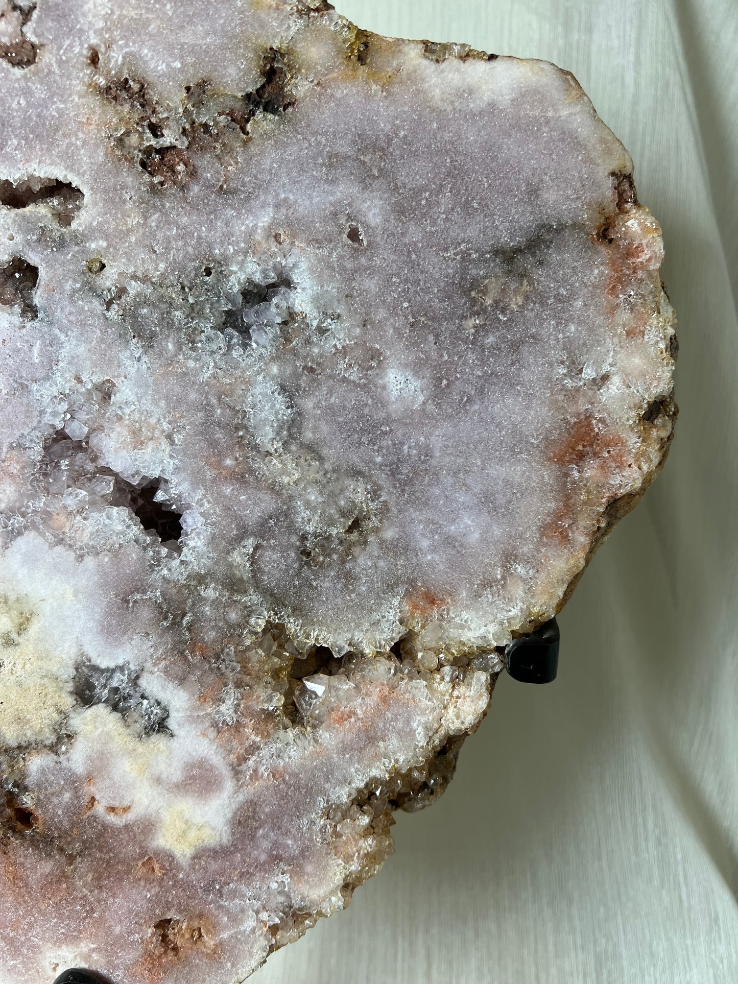 Roze amethist slab op zwart standaard