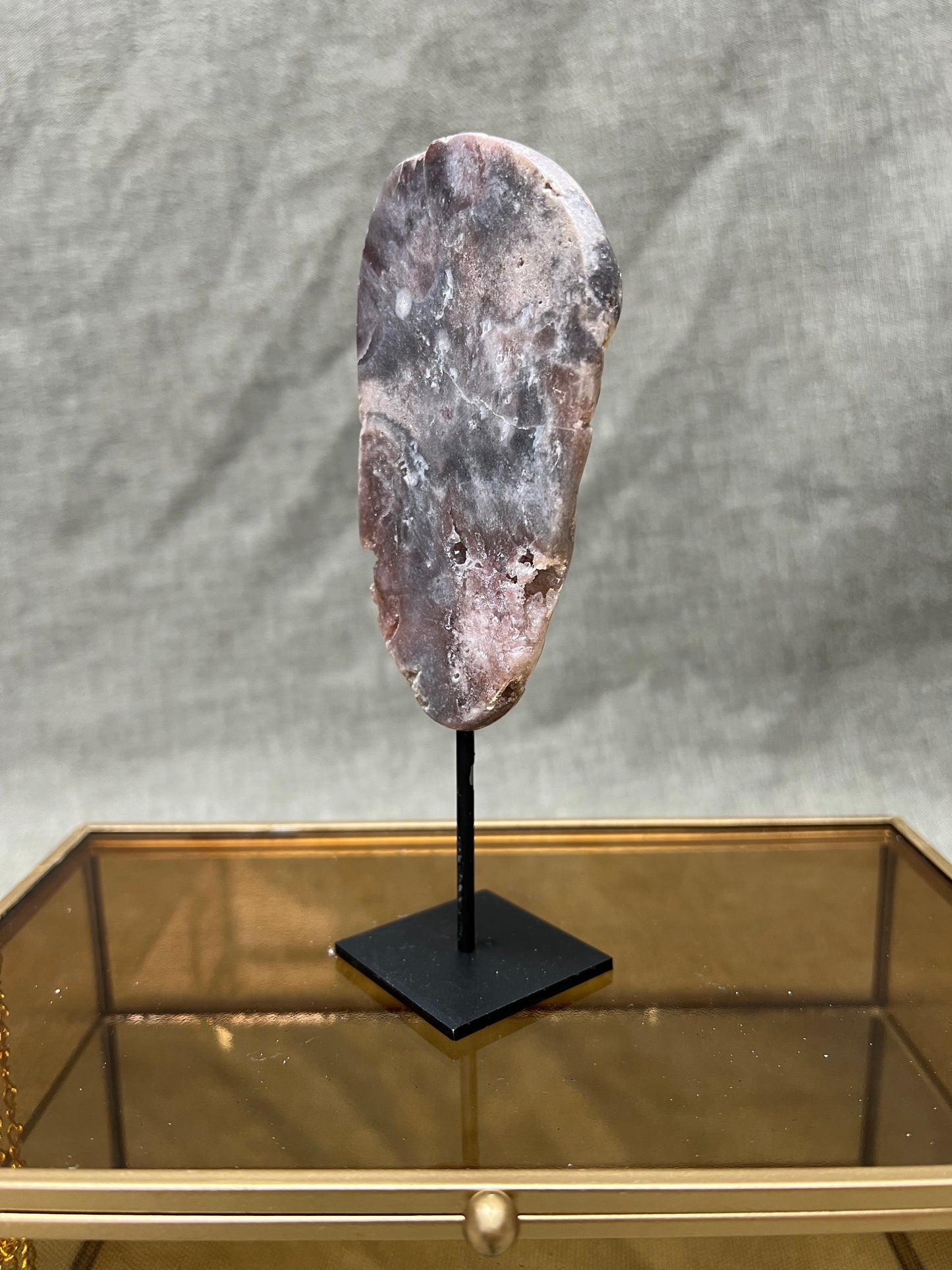 Roze amethist (chalcedoon) op standaard