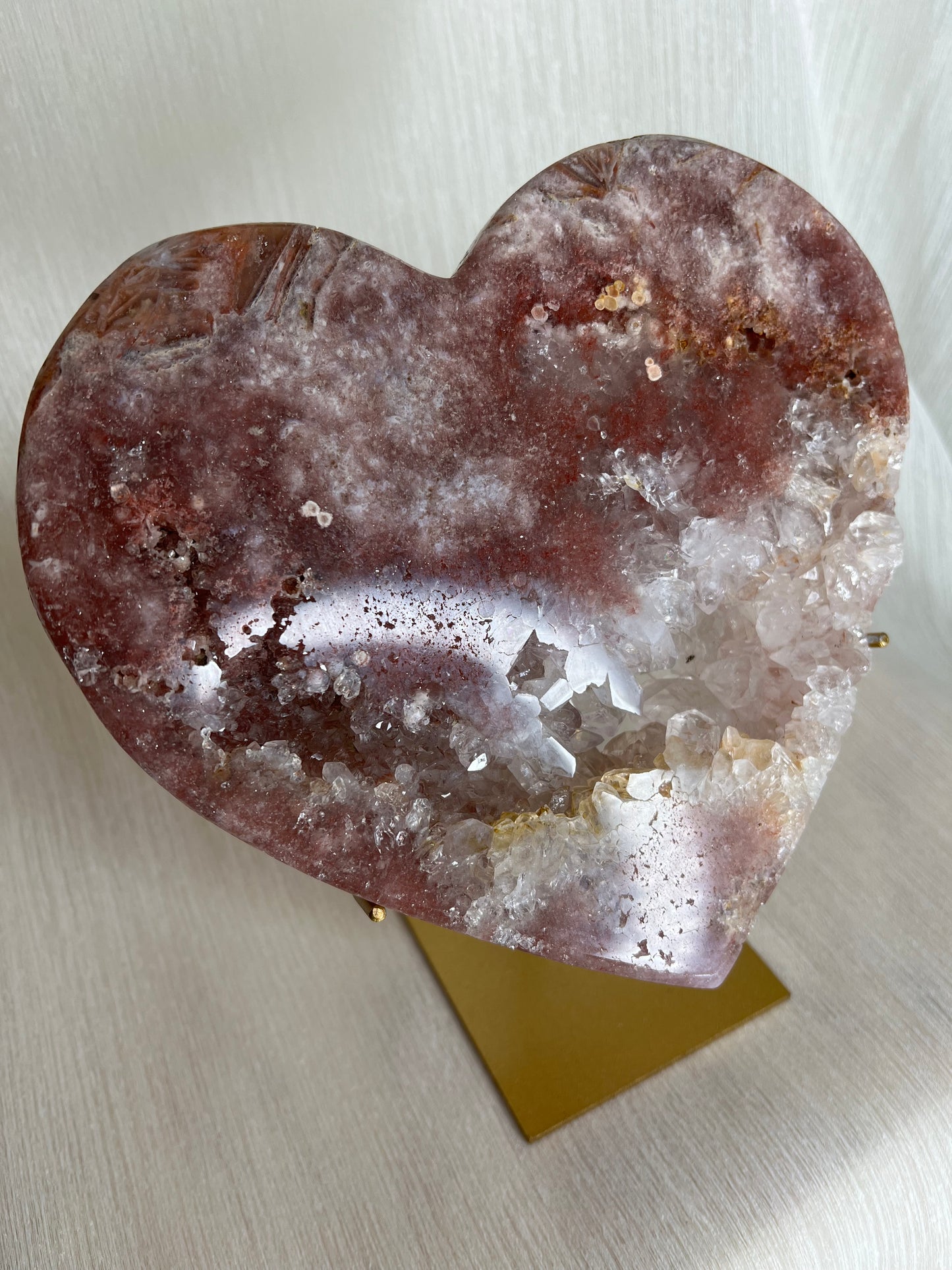 Roze amethist hart op gouden standaard