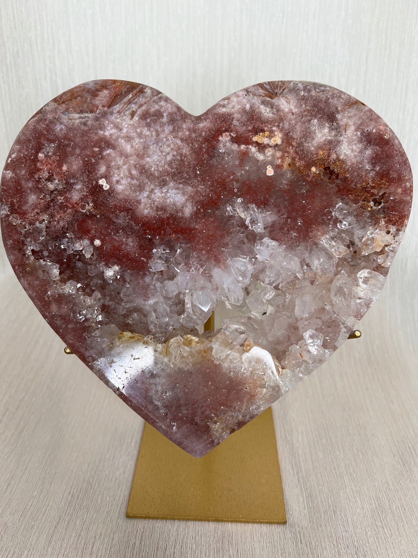 Roze amethist hart op gouden standaard