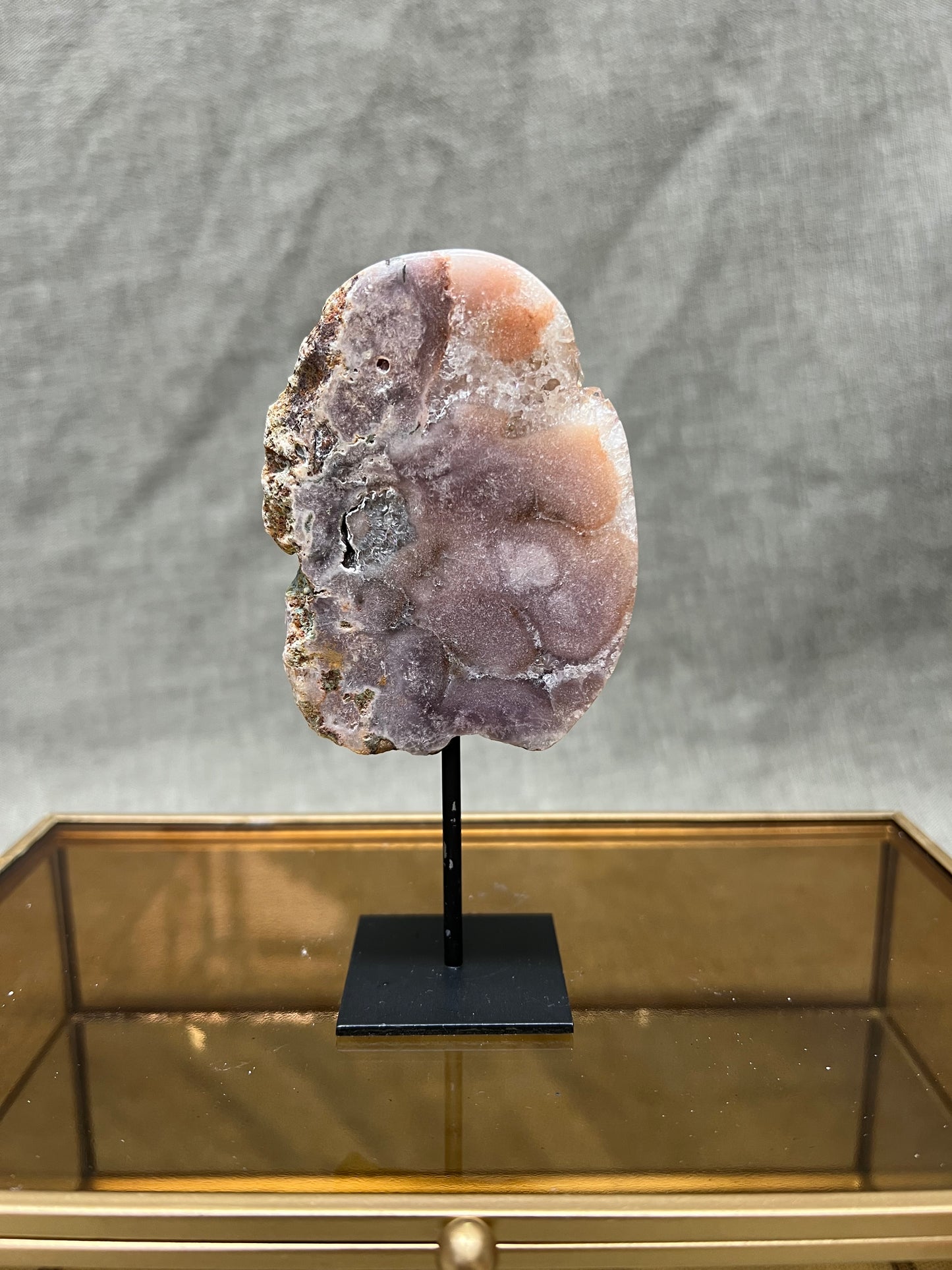 Roze amethist (chalcedoon) op standaard.
