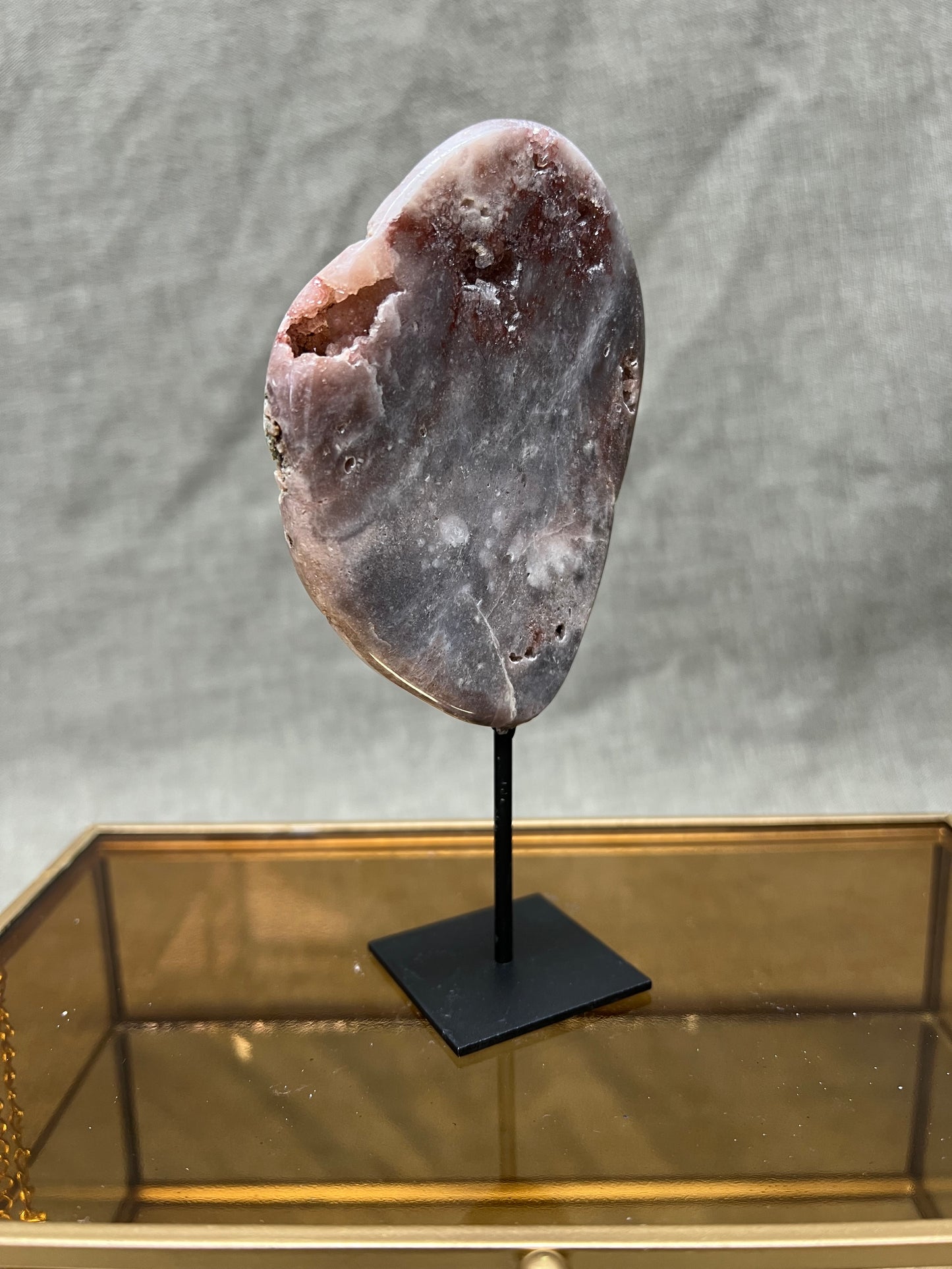 Roze amethist (chalcedoon) op standaard