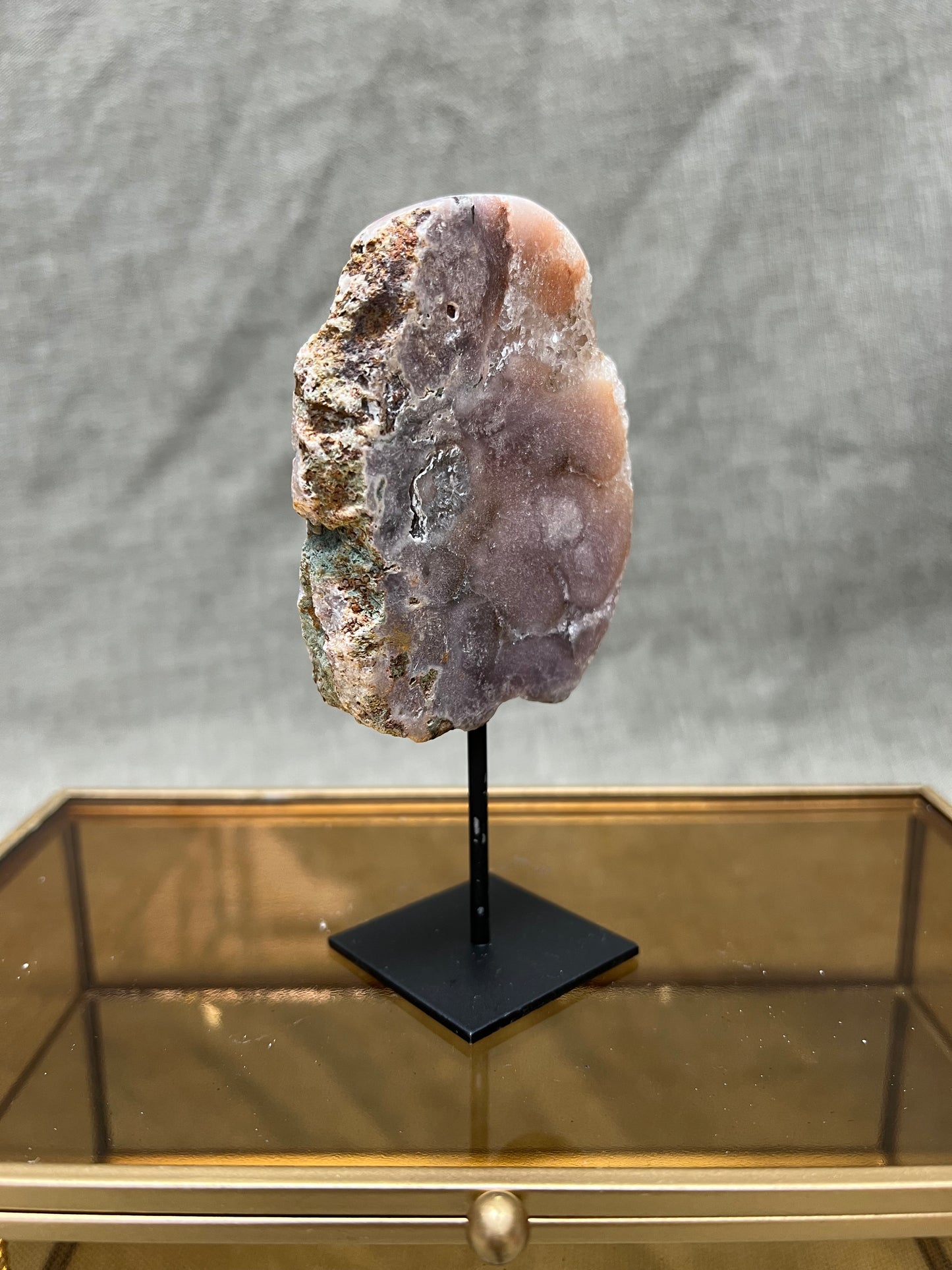 Roze amethist (chalcedoon) op standaard.