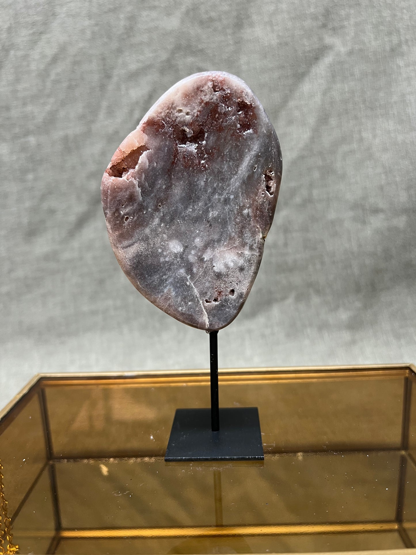 Roze amethist (chalcedoon) op standaard